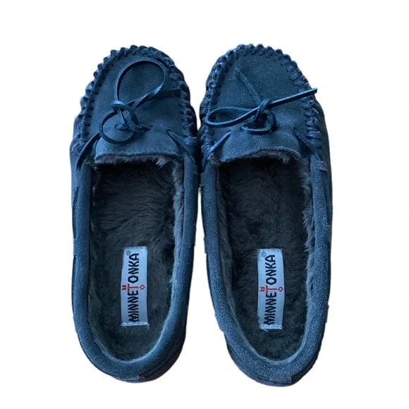 Minnetonka Gray Leather/Suede Moccasin with Faux Fur Lining & Solid Sole Size 7 - Picture 4 of 10